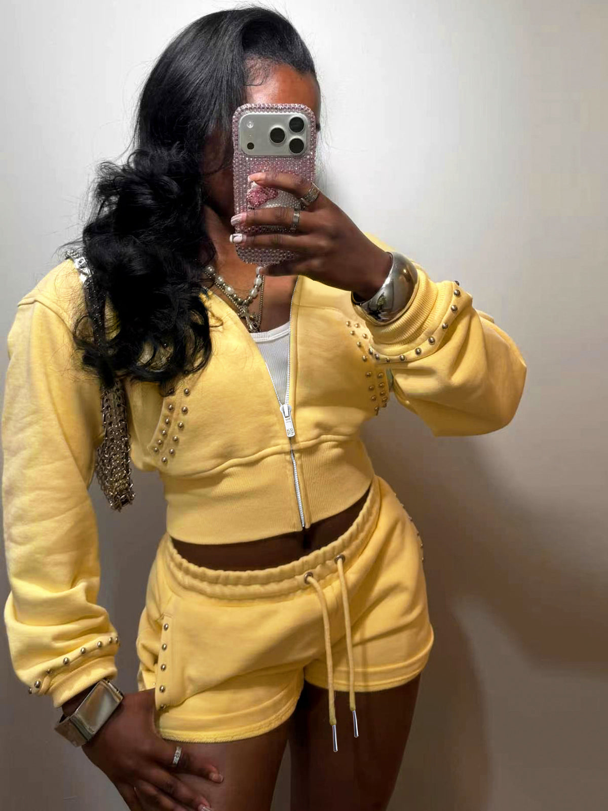 Gelbes Set mit Zip-Hoodie und Shorts – Produktansicht 6