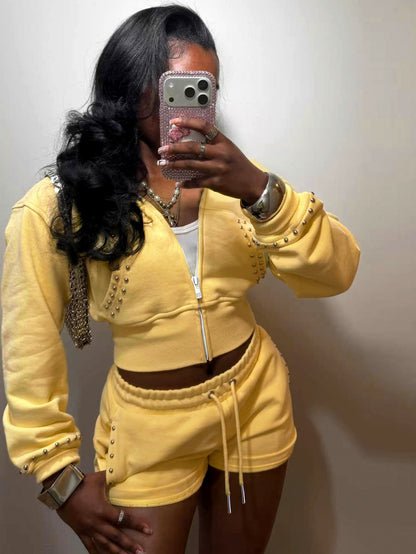 Gelbes Set mit Zip-Hoodie und Shorts – Produktansicht 6