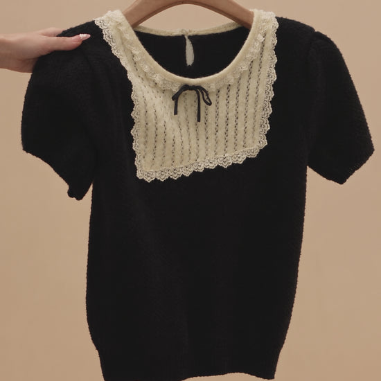 Schwarz-weißes Stricktop mit Schleifendetail – KI-gestaltetes Stilvideo