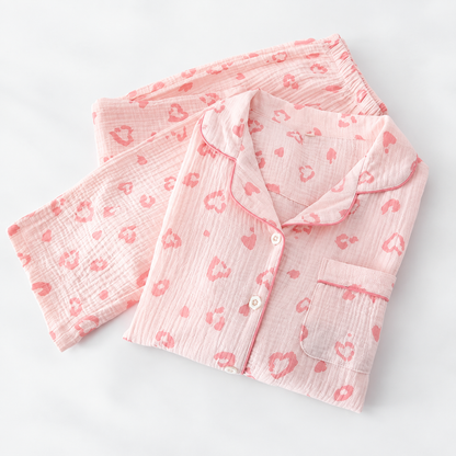 Gemusterter Pyjama in Rosa – retuschierte Produktansicht